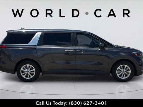 Used 2023 Kia Carnival LX FWD image 4