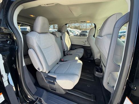 Used 2024 Toyota Sienna LE image 34