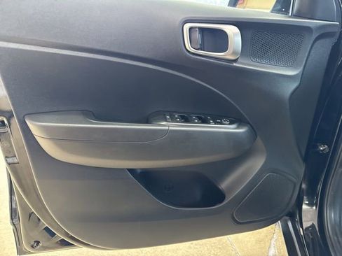 Used 2023 Hyundai Venue SEL image 12