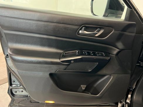 Used 2022 Nissan Pathfinder SV w/ SV Black Package image 14