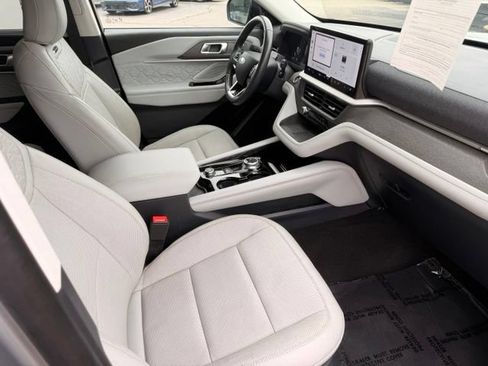 Used 2025 Ford Explorer Platinum w/ LUX Leather Package AWD/4WD image 17