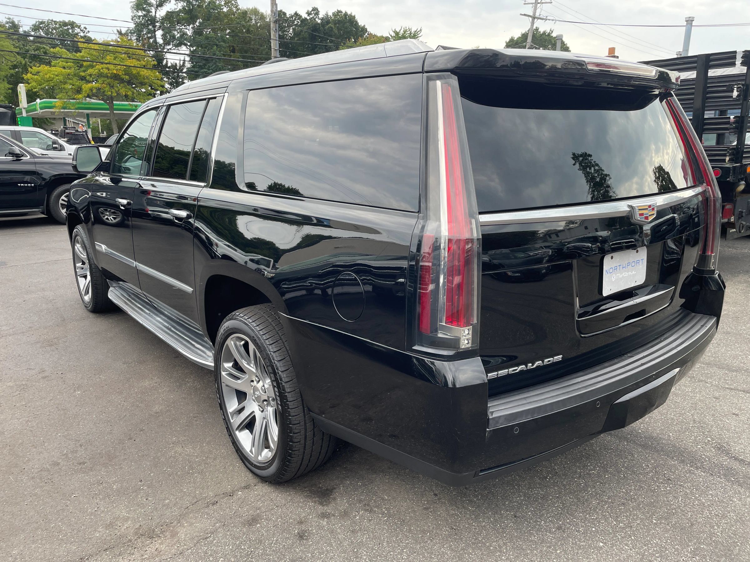 Used 2015 Cadillac Escalade ESV Luxury AWD/4WD image 3