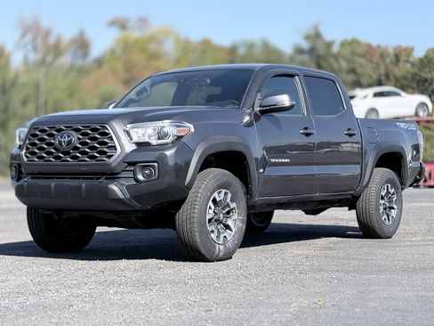 Used 2022 Toyota Tacoma TRD Off-Road image 3