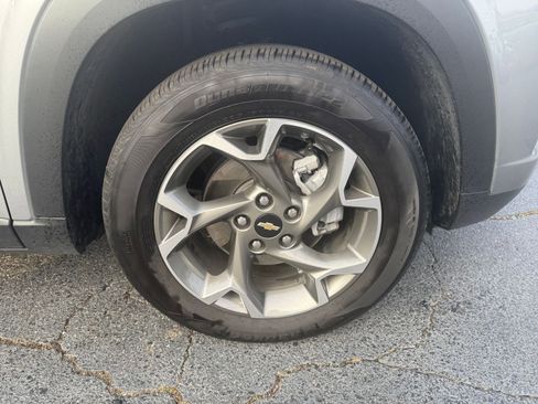 Used 2025 Chevrolet Trax LT w/ LT Convenience Package image 29