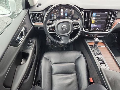 Used 2021 Volvo S60 T5 Momentum w/ Premium Package image 11