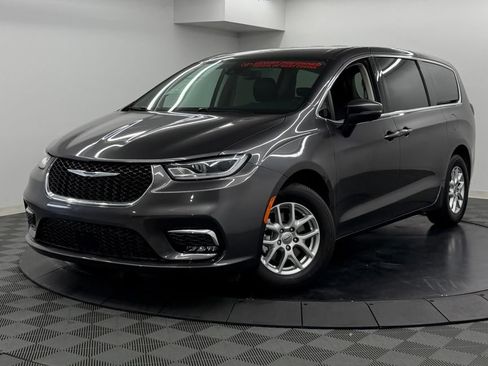 Used 2023 Chrysler Pacifica Touring-L FWD image 3