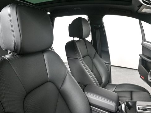 Certified 2025 Porsche Macan image 23