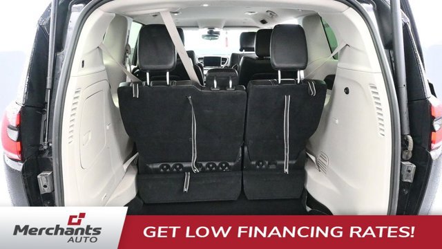 Used 2023 Chrysler Pacifica Touring-L FWD image 13