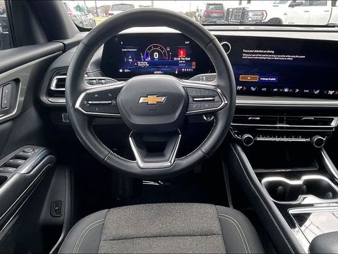 Used 2024 Chevrolet Traverse LT image 8