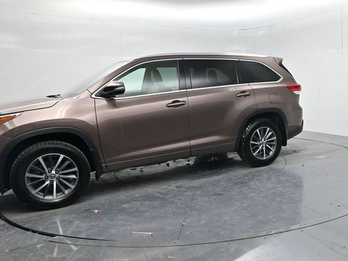 Used 2017 Toyota Highlander XLE image 4