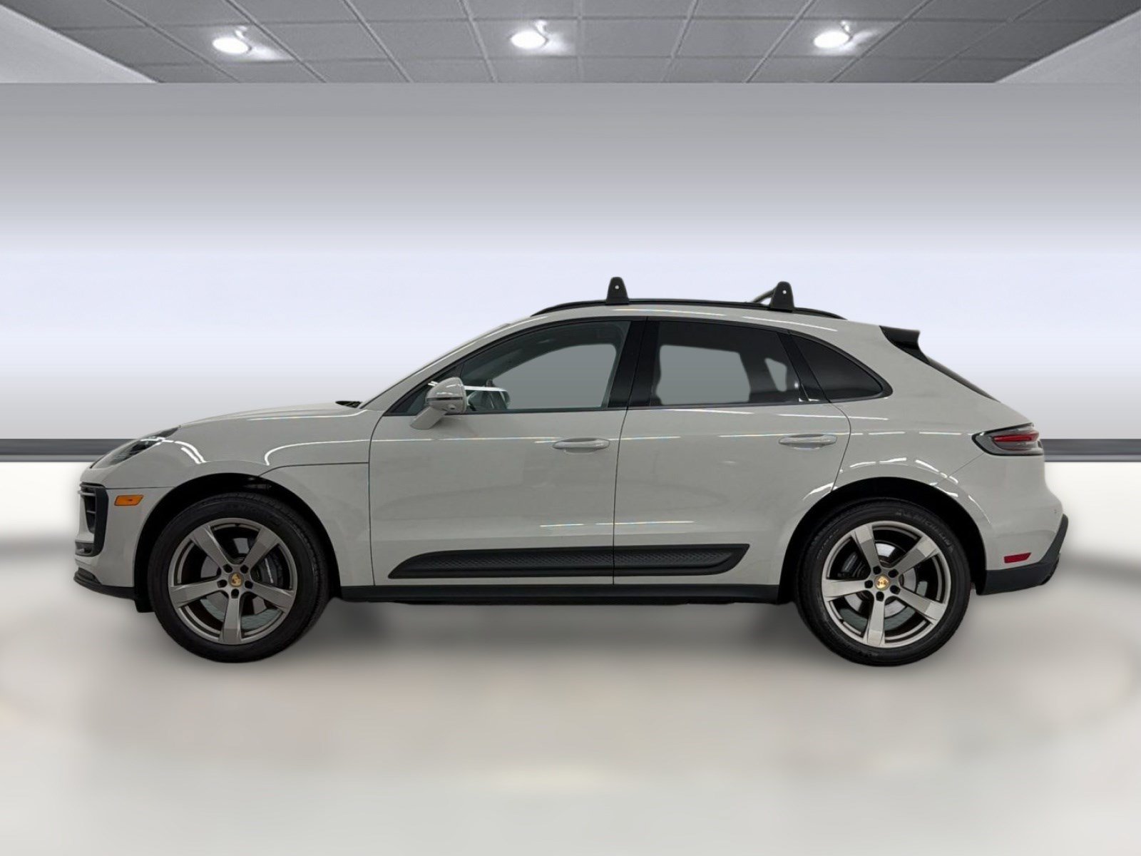 Used 2024 Porsche Macan AWD/4WD image 2