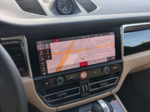 Certified 2025 Porsche Macan AWD/4WD image 17