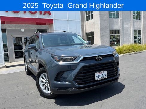 Used 2025 Toyota Grand Highlander FWD image 2