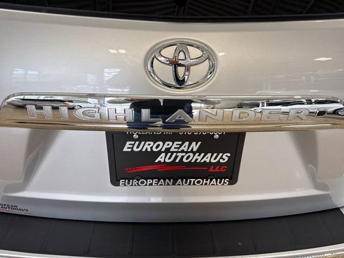 Used 2012 Toyota Highlander SE w/ Tow Pkg AWD/4WD image 40