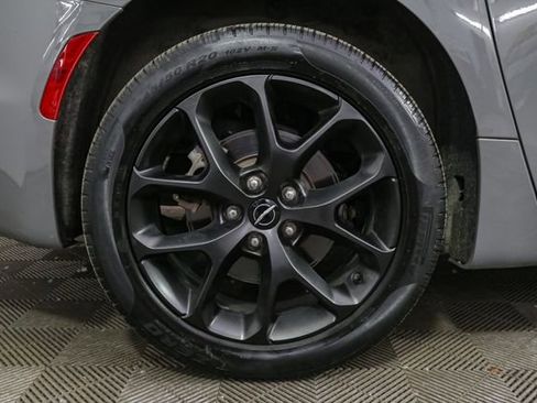 Used 2022 Chrysler Pacifica Touring-L w/ Uconnect Theater Family Group AWD/4WD image 16