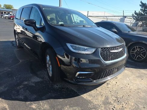 Used 2024 Chrysler Pacifica Touring-L FWD image 2