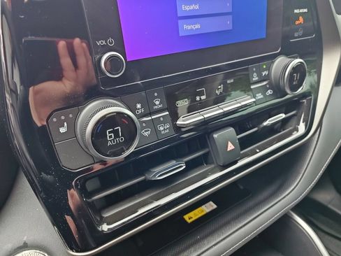 Used 2023 Toyota Highlander XLE AWD/4WD image 9