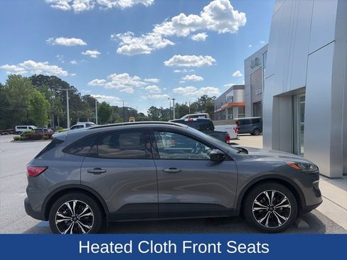 Used 2022 Ford Escape SE w/ SE Sport Appearance Package image 2