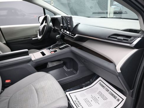 Used 2024 Toyota Sienna LE image 35