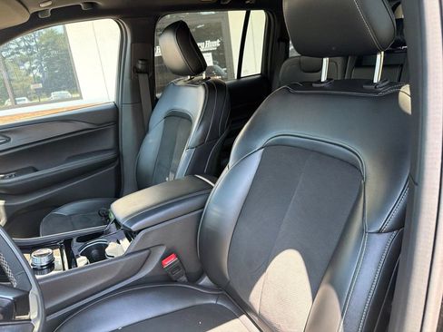 Used 2023 Jeep Grand Cherokee Altitude AWD/4WD image 3