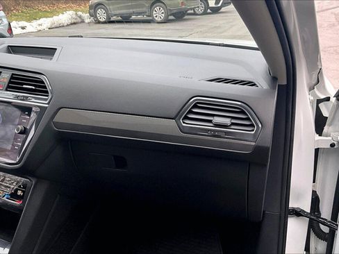 Used 2022 Volkswagen Tiguan SE image 11
