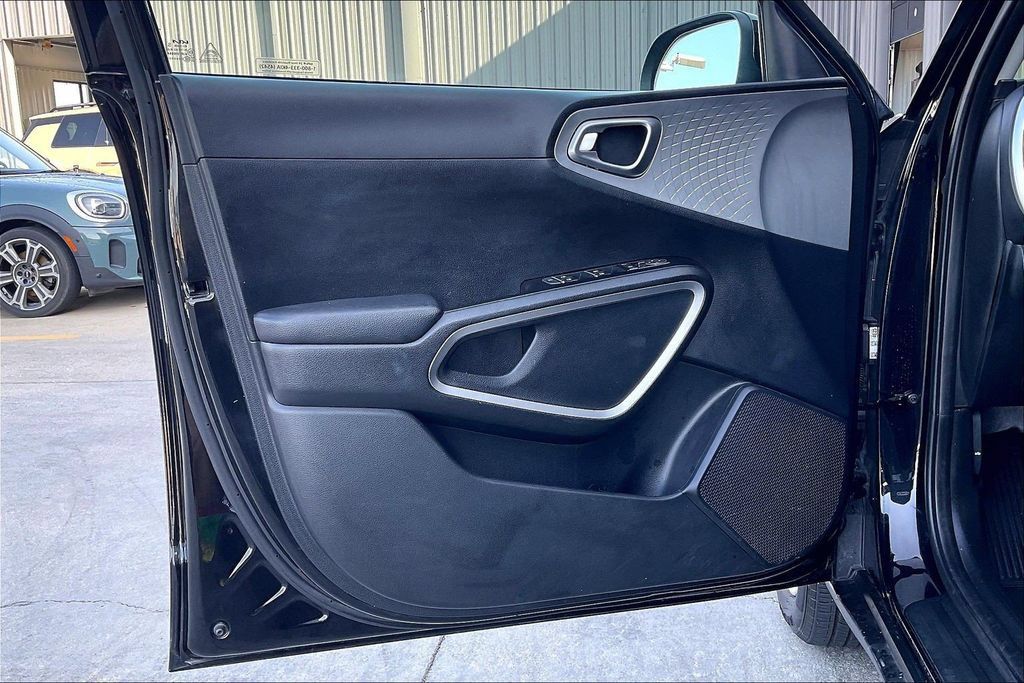 Used 2025 Kia Soul LX w/ LX Technology Package FWD image 22