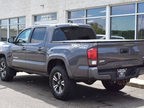 Used 2018 Toyota Tacoma SR5 AWD/4WD image 10