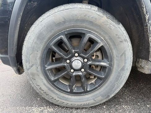Used 2019 Jeep Grand Cherokee Laredo w/ Security & Convenience Group AWD/4WD image 9