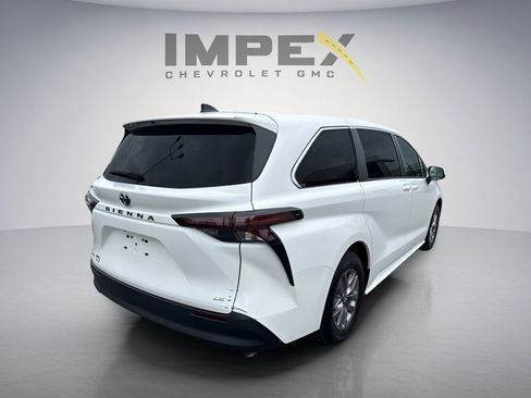 Used 2025 Toyota Sienna LE FWD image 5