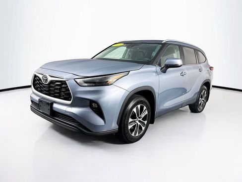 Used 2023 Toyota Highlander XLE image 3