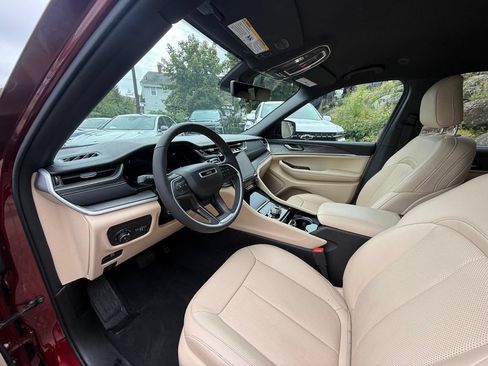 Used 2023 Jeep Grand Cherokee L Limited w/ Luxury Tech Group II AWD/4WD image 16