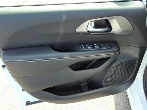 New 2026 Chrysler Voyager LX image 9