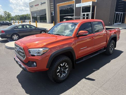 Used 2017 Toyota Tacoma TRD Off-Road w/ Tow Package (A/T) AWD/4WD image 21