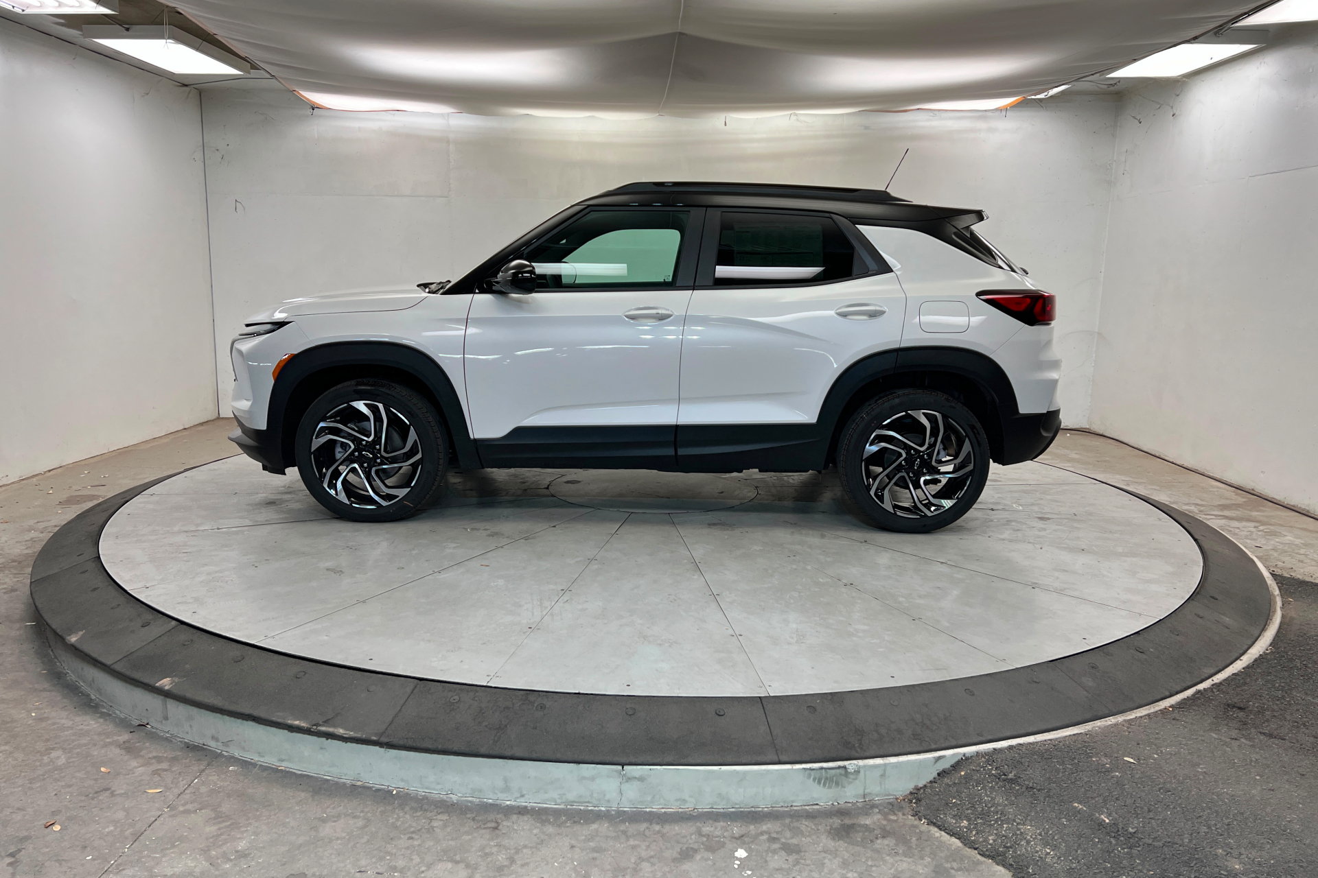 New 2026 Chevrolet TrailBlazer RS w/ Convenience Package AWD/4WD image 2