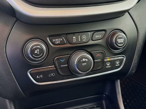 Used 2016 Jeep Cherokee Trailhawk w/ Cold Weather Group image 15