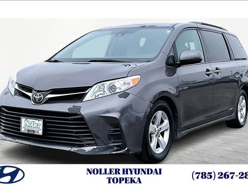 Used 2020 Toyota Sienna LE image 1