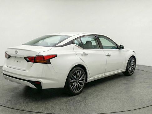 Used 2025 Nissan Altima 2.5 SV FWD image 9