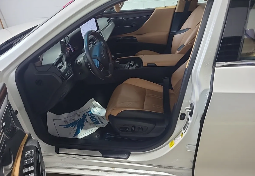 Used 2024 Lexus ES 300h w/ Accessory Package (Z2) FWD image 6