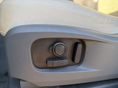 Used 2023 Land Rover Defender 110 SE image 10