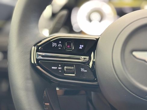 Used 2025 Aston Martin V8 Vantage Coupe image 32