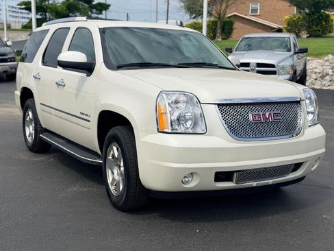 Used 2011 GMC Yukon Denali AWD/4WD image 3