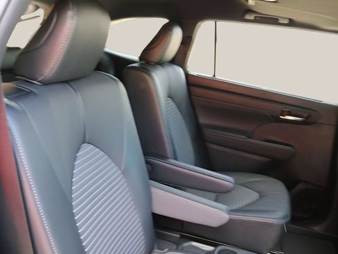 Used 2021 Toyota Highlander XSE FWD image 19
