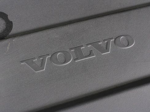 Certified 2025 Volvo XC40 B5 Plus image 25