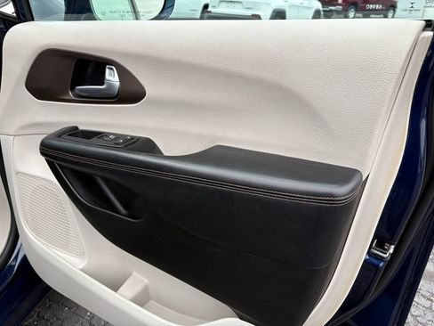Used 2017 Chrysler Pacifica Touring-L Plus FWD image 11