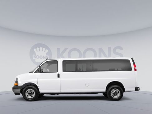Used 2025 GMC Savana 3500 LT w/ LT Preferred Equipment Group RWD image 2