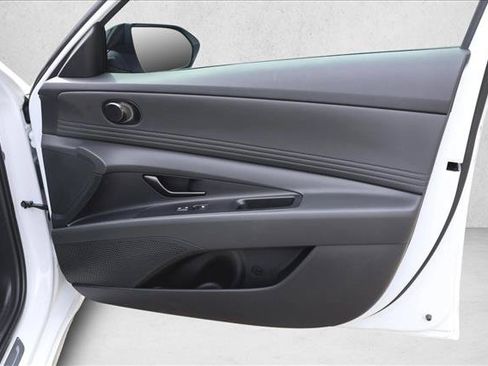 Certified 2025 Hyundai Elantra SEL FWD image 29