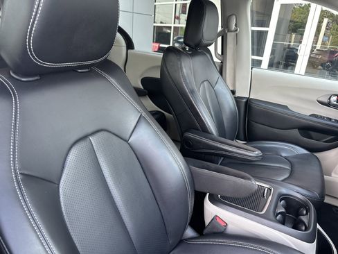 Used 2023 Chrysler Pacifica Touring-L FWD image 33