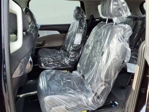 New 2026 Kia Carnival LX image 17