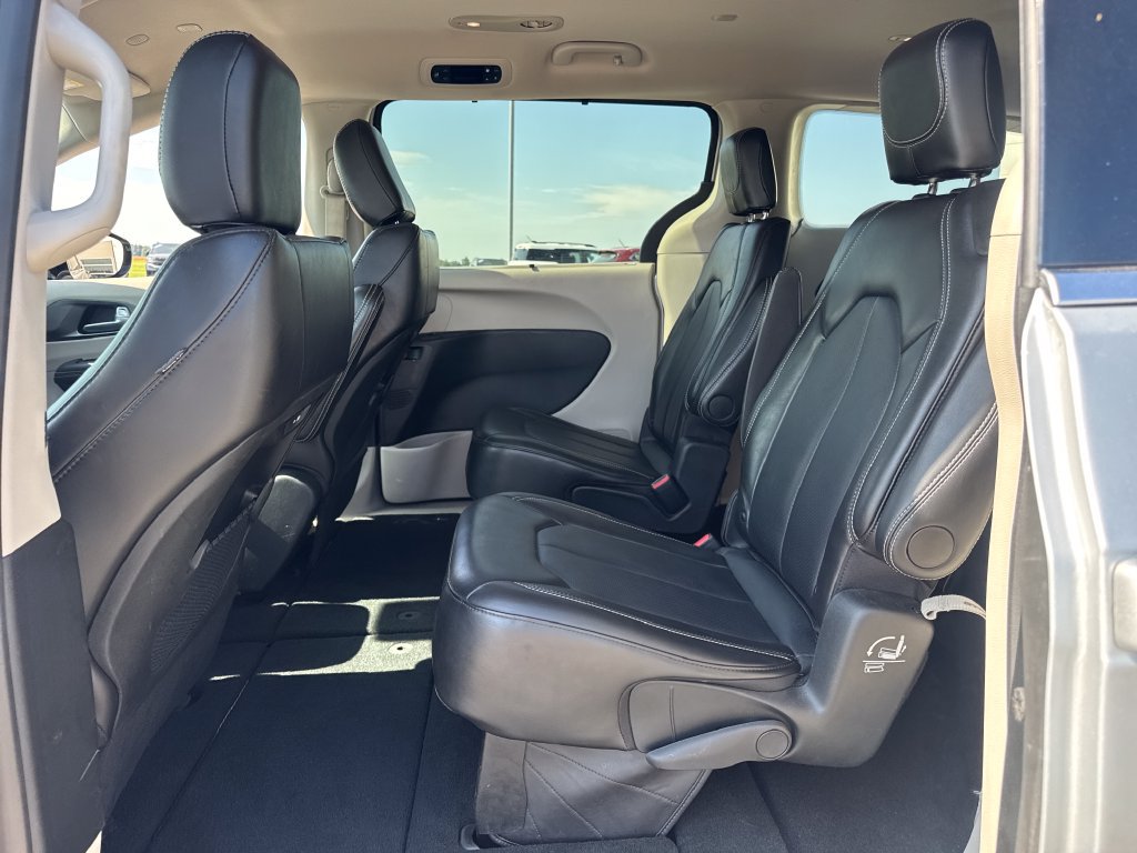 Used 2024 Chrysler Pacifica Touring-L FWD image 15