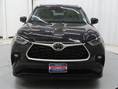 Used 2022 Toyota Highlander XLE AWD/4WD image 9